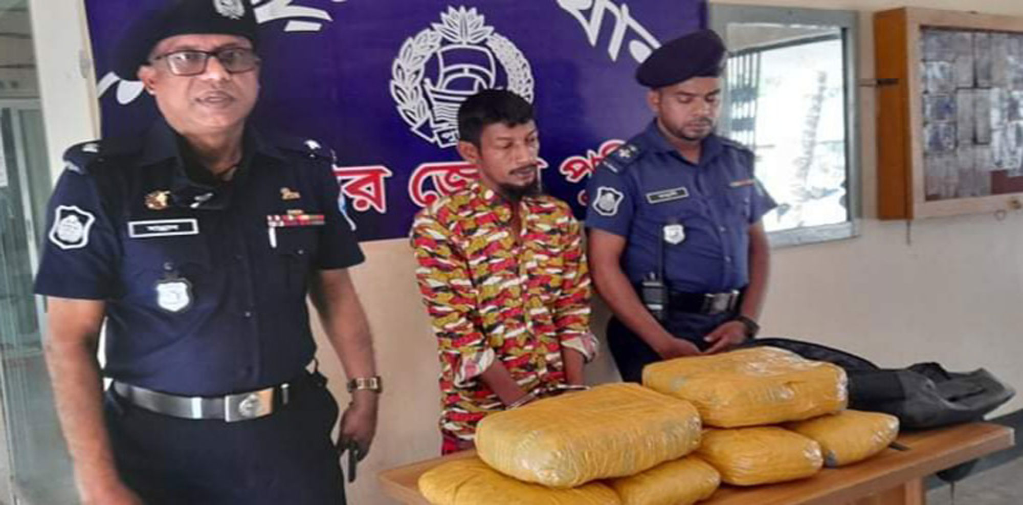 শাহরাস্তিতে ৮ কেজি গাঁজা সহ যুবক আটক