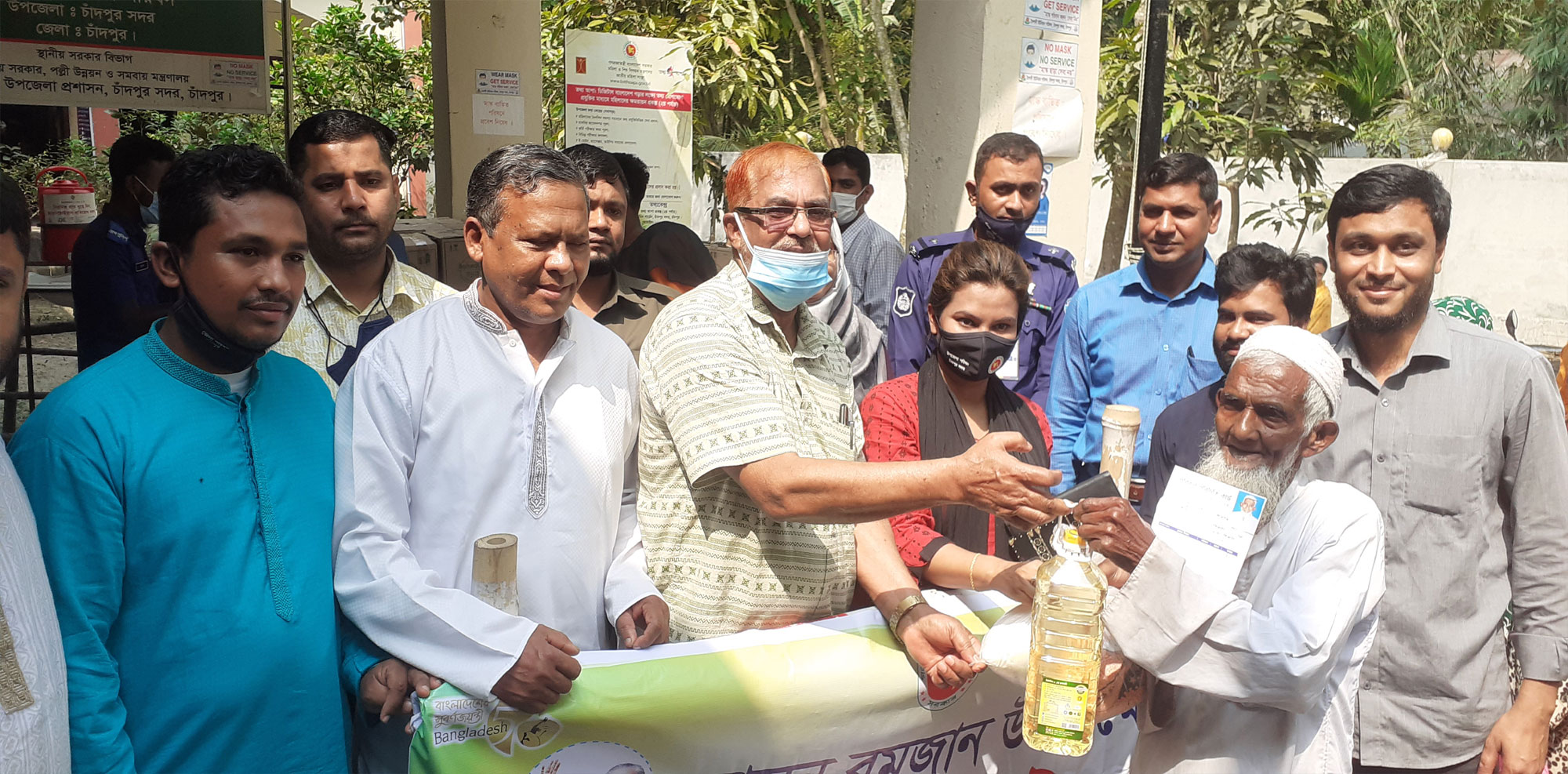 মৈশাদীতে নিম্ম আয়ের মানুষের মাঝে টিসিবির ফ্যামিলি কার্ডের পণ্য বিতরণ