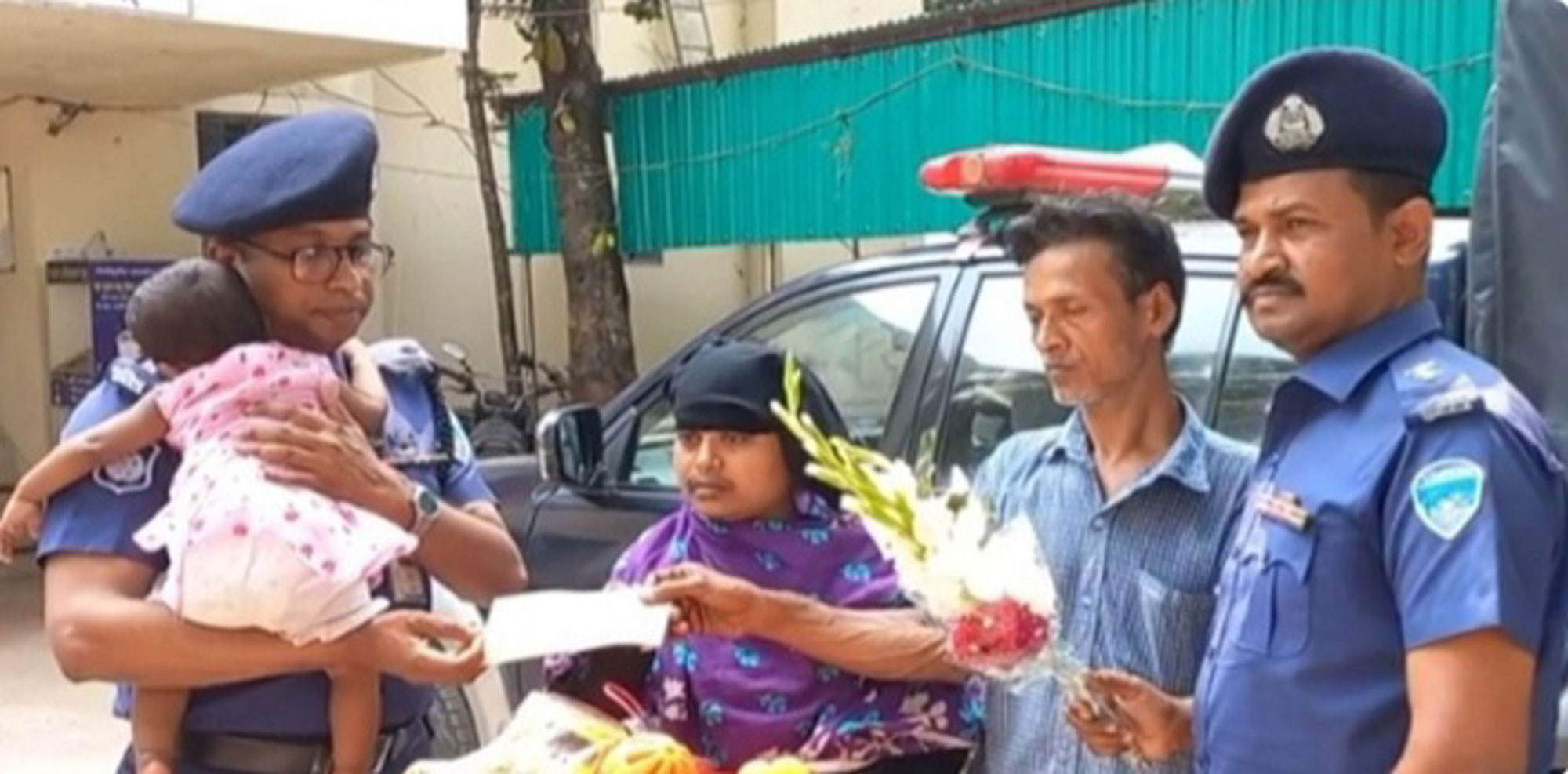 হাজীগঞ্জে লাখ টাকায় বিক্রি করা শিশু ফির‌লো মা‌য়ের কো‌লে