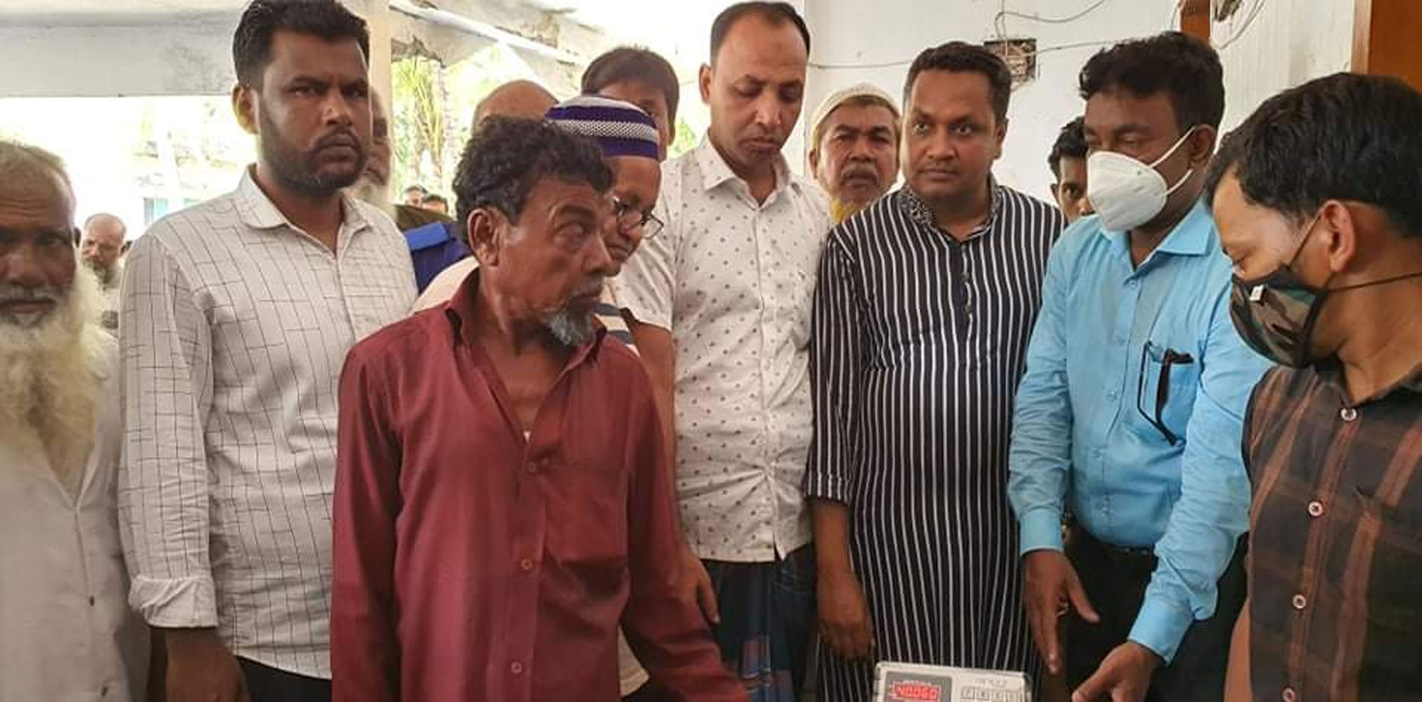 হাইমচরে আলগী উত্তর ইউনিয়নে জেলেদের মাঝে চাল বিতরণ