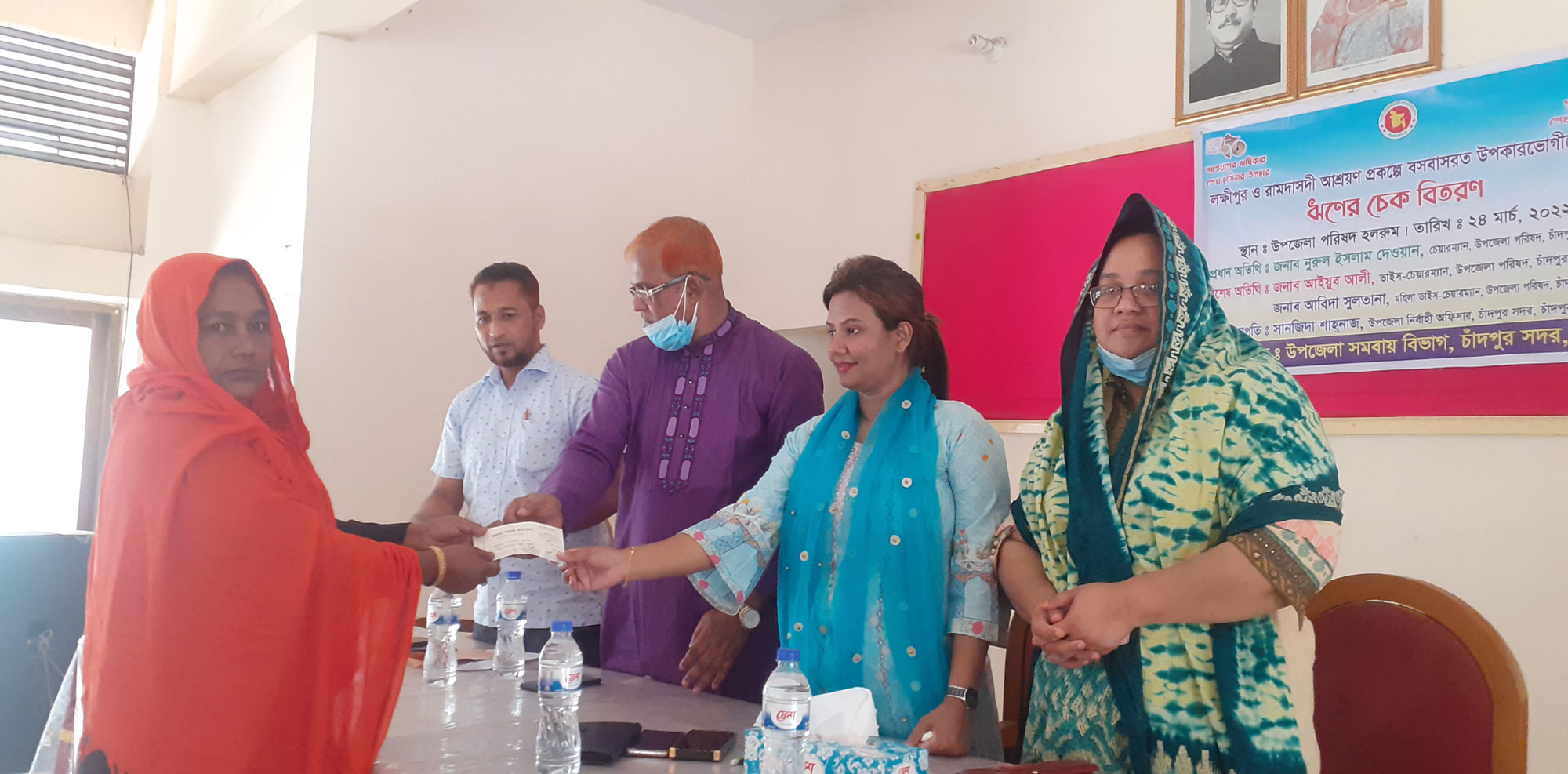 লক্ষীপুর ও রামদাসদী আশ্রয়ণ প্রকল্পে উপকারভোগীদের মাঝে ঋনের চেক বিতরণ