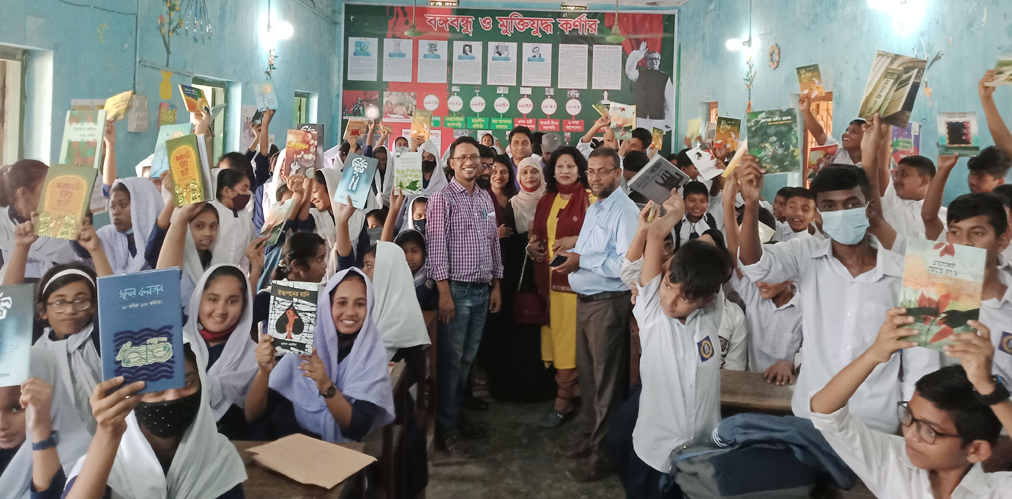 আক্কাছ আলী স্কুলের শিক্ষার্থীদের হাতে হাতে চর্যাপদ একাডেমির বই