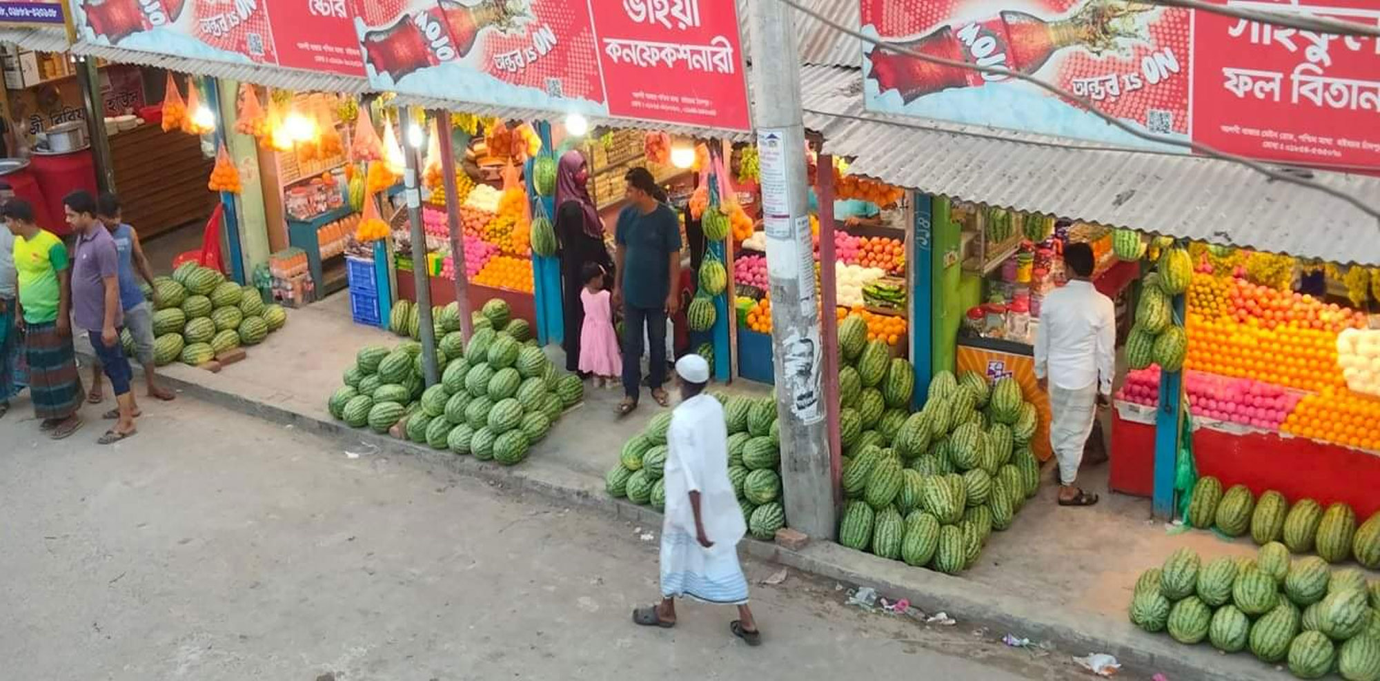 হাইমচরের বাজারগুলোতে গ্রীষ্মের তপ্ত দুপুরে প্রিয় ফল তরমুজ