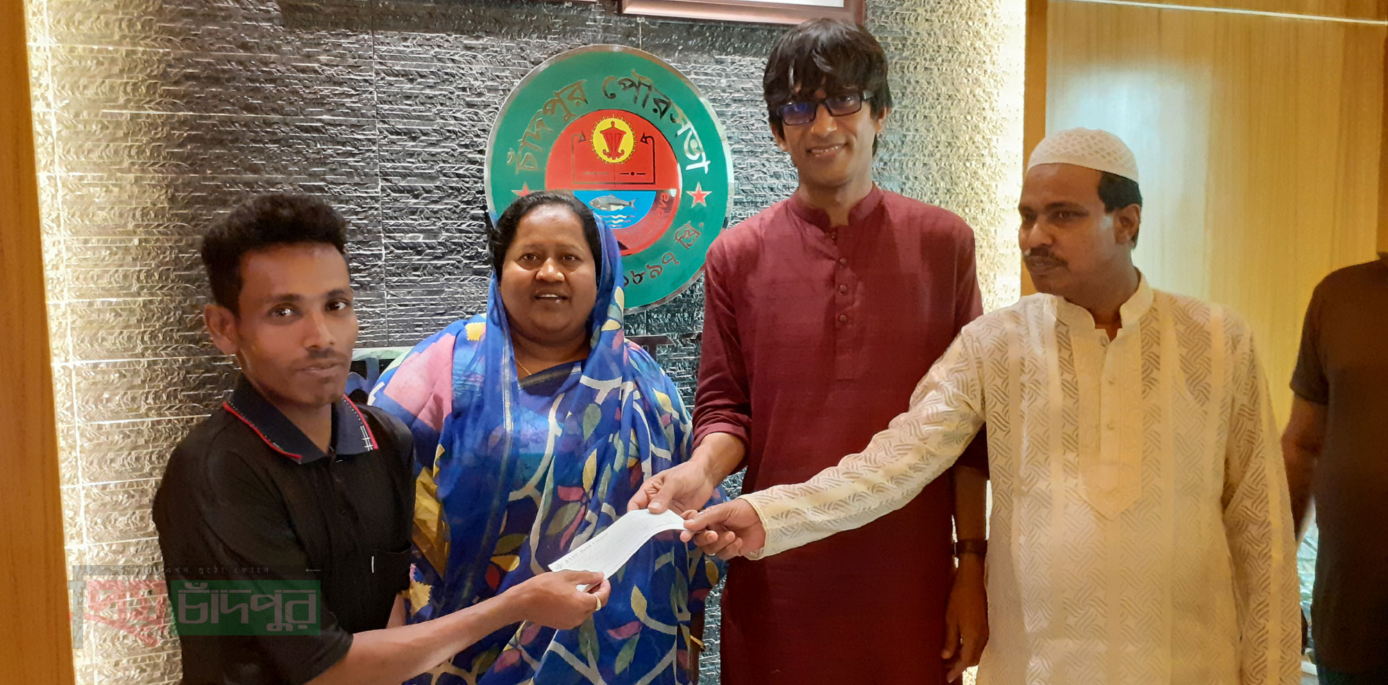 চাঁদপুর বড় স্টেশনের ৬ছিন্নমুল হকারকে পৌরসভার অনুদানের চেক প্রদান