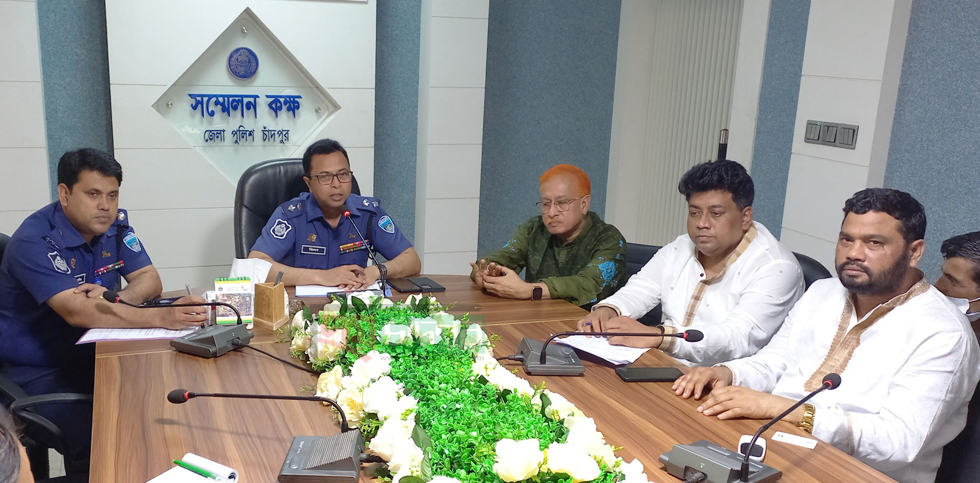 কোন গাড়িতে অতিরিক্ত যাত্রী ও ভাড়া নেওয়া যাবে না; চাঁদপুরের এসপির হুশিয়ারি
