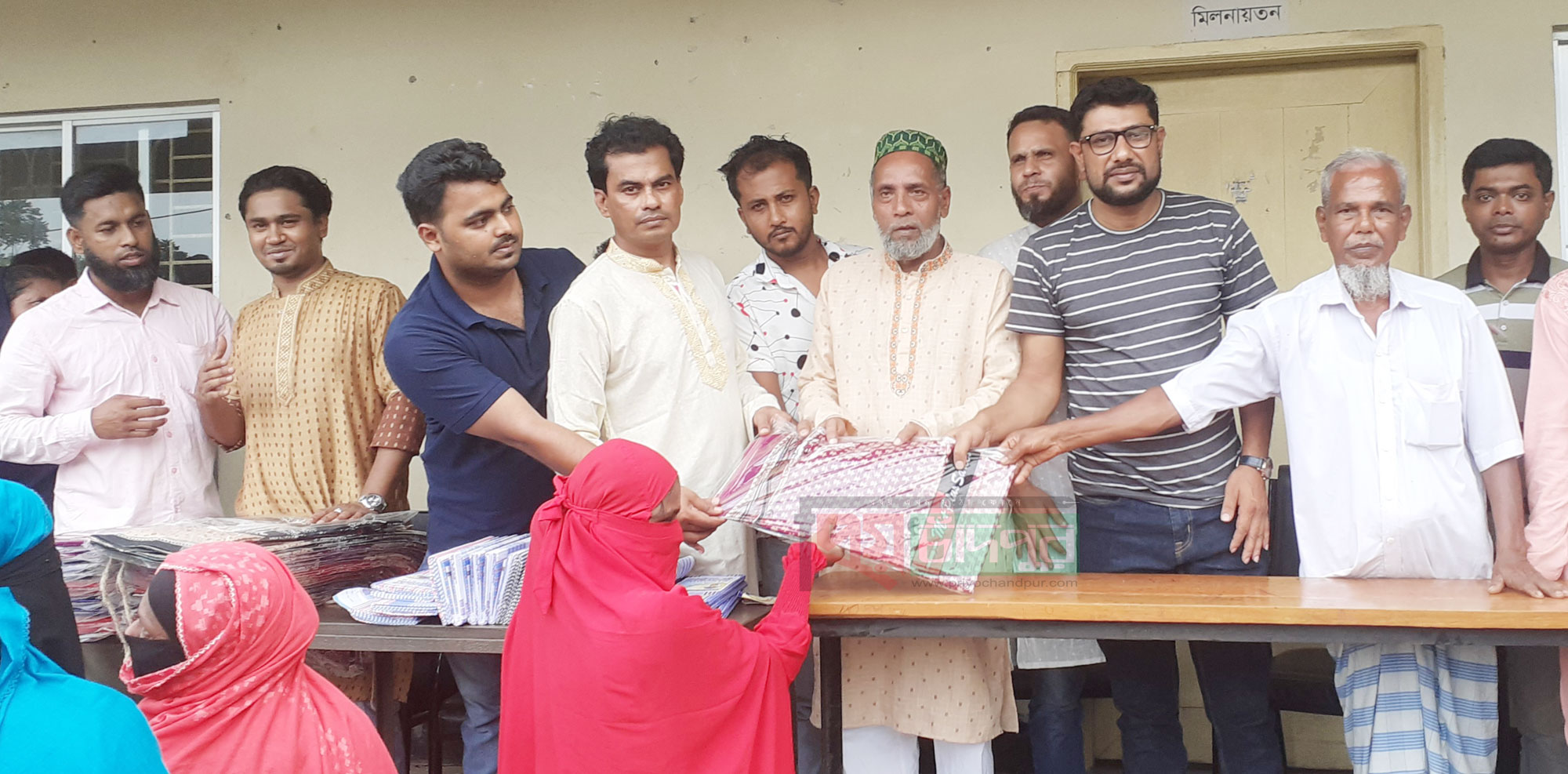 ফরিদগঞ্জে সিআইপি জালাল আহমেদের উদ্যোগে ঈদ উপহার বিতরণ