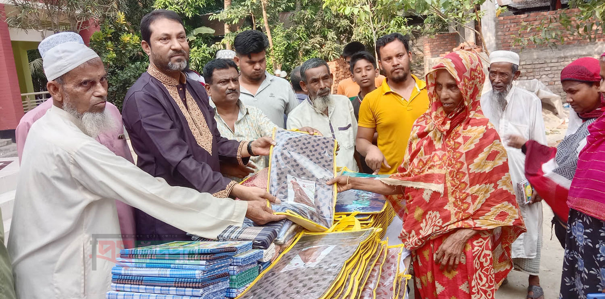 মতলব উত্তরে মেয়র প্রার্থী মাহবুবুর রহমান সেলিমের ঈদ উপহার বিতরণ