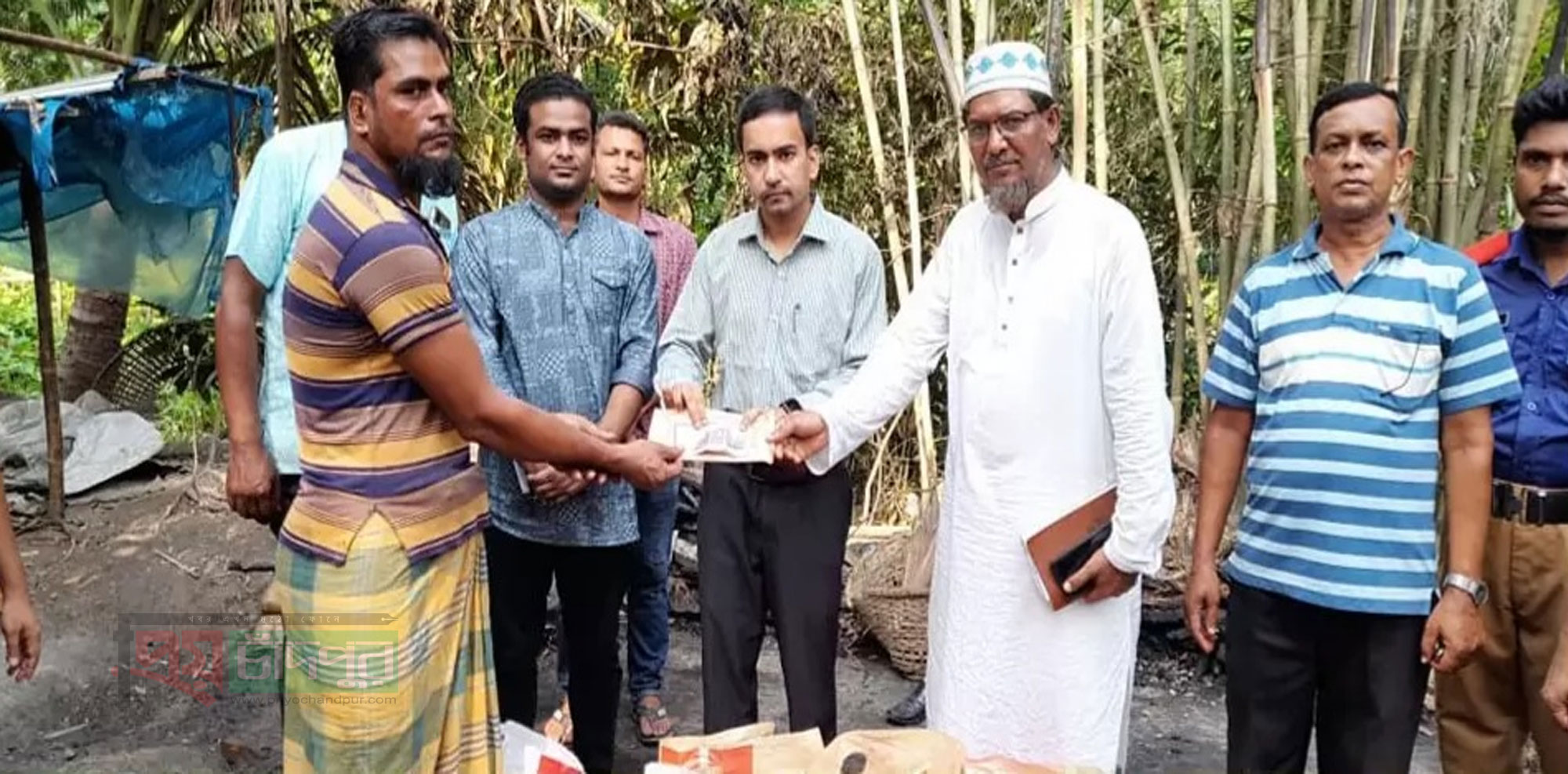 শাহরাস্তিতে আগুনে ভস্মীভূত পরিবারের পাশে ইউএনও হুমায়ন রশিদ