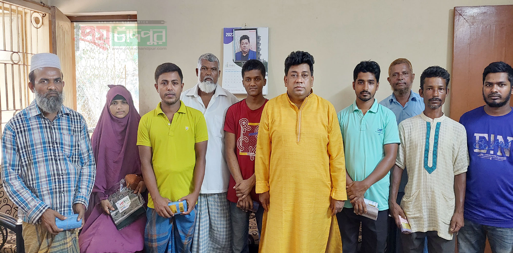 শাহতলীতে বিভিন্ন শিক্ষা প্রতিষ্ঠানের কর্মচারীদের মাঝে ঈদ উপহার বিতরণ