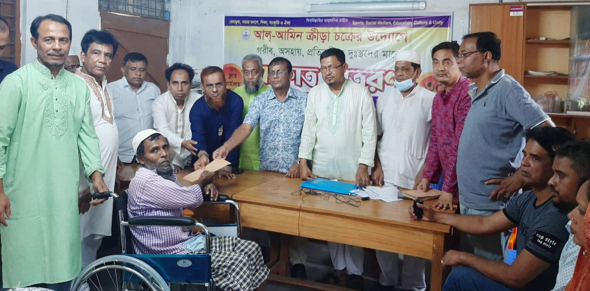 মতলবে আল-আমিন ক্রীড়া চক্রের উপকারভোগীদের মাঝে হুইল চেয়ার ও নগদ অর্থ বিতরণ