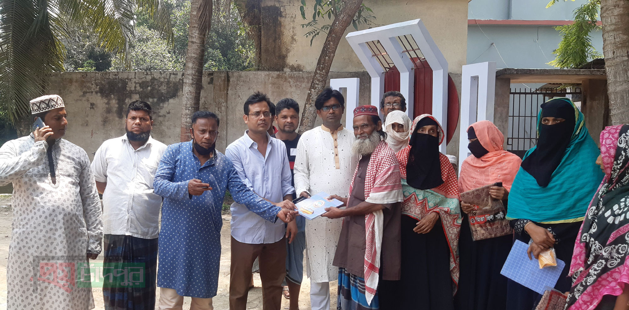 ফরিদগঞ্জে আ’লীগ নেতা মোস্তফা ঢালীর ঈদ উপহার সামগ্রী বিতরন