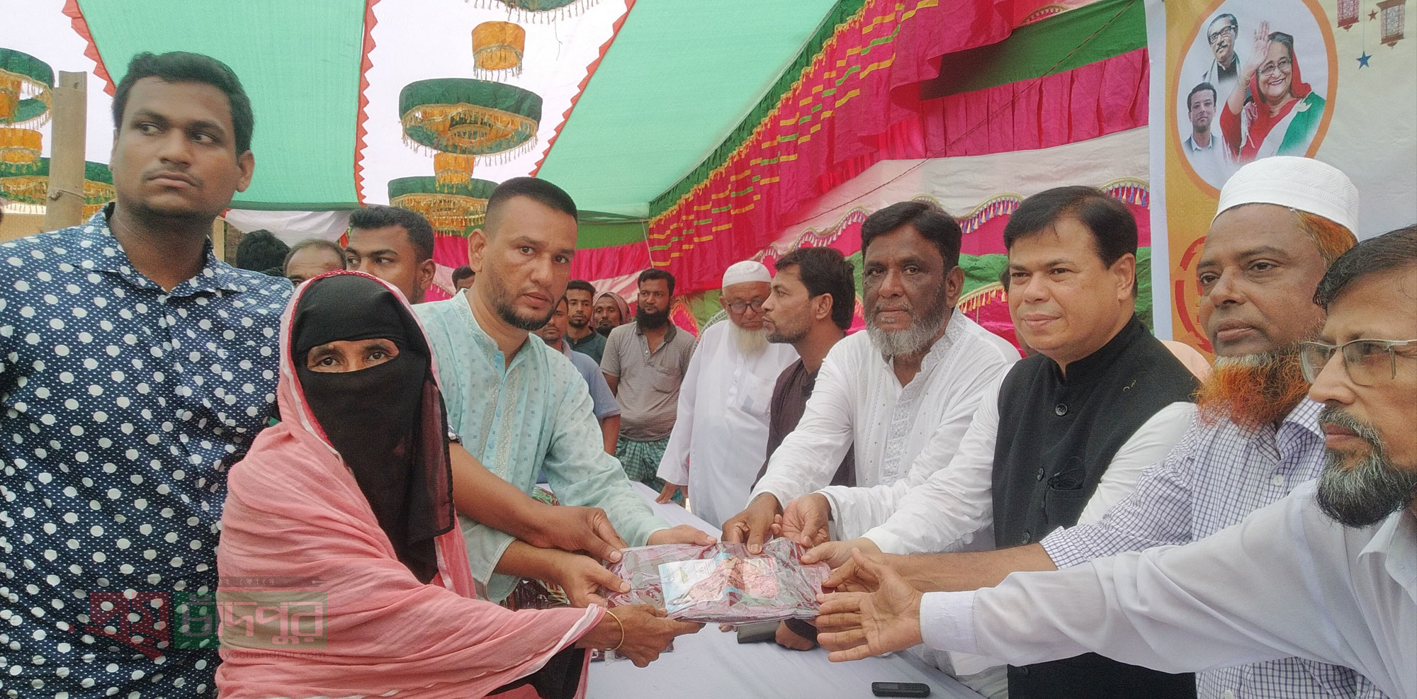 কচুয়ায় প্রধানমন্ত্রীর পক্ষে সেলিম মাহমুদের ঈদ উপহার ৯ হাজার পিস কাপড় বিতরণ