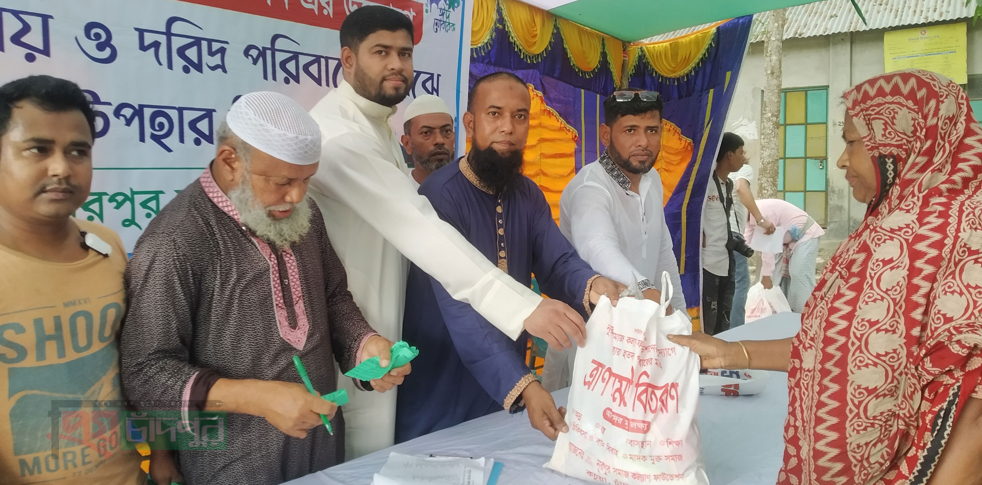 নূরপুর সমাজ কল্যাণ ফাউন্ডেশনের উদ্যোগে ঈদ সামগ্রী বিতরণ