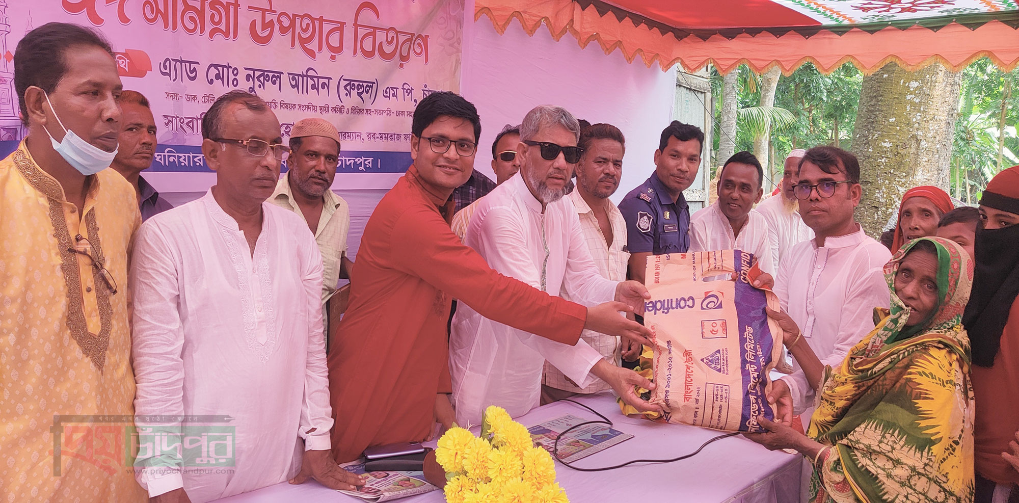 মতলব উত্তরে রব-মমতাজ ফাউন্ডেশনের উদ্যােগে ঈদ উপহার সামগ্রী বিতরন