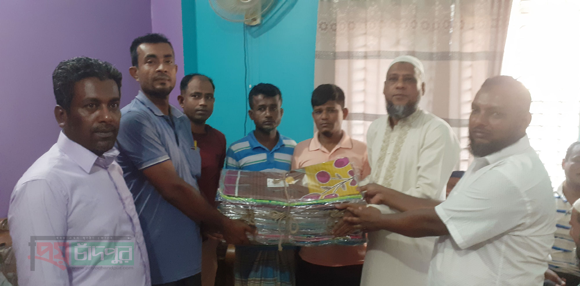 শাহমাহমুদপুরে খোকন মল্লিকের অসহায় মানুষের মাঝে শাড়ি ও লুঙ্গি বিতরণ