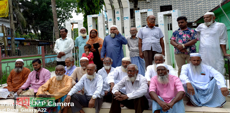 শাহরাস্তিতে গেজেটে নাম ও সুবিধা  বঞ্চিত মুক্তিযোদ্ধাদের শহীদ মিনারে অবস্থান