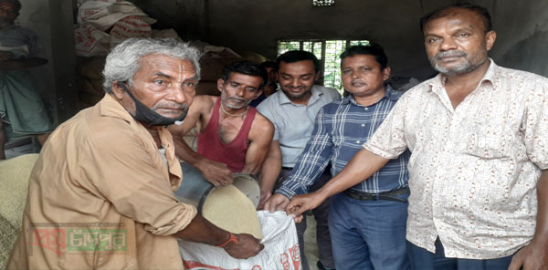 নারায়ণপুর ইউনিয়নে জেলেদের মাঝে চাল বিতরণ