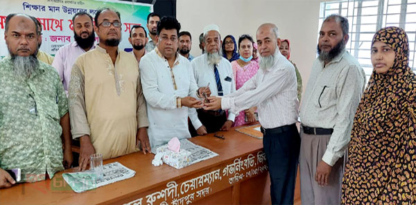 জিলানী চিশতী কলেজে শুভেচ্ছা বিনিময় ও ডেক্স টেবিল হস্তান্তর