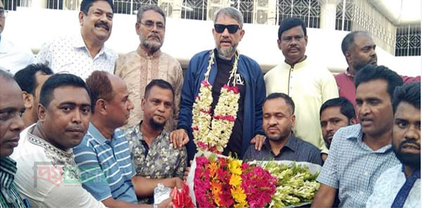 সাংসদ রুহুলকে বিমানবন্দরে নেতাকর্মীদের সংবর্ধনা