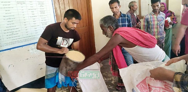 মতলব উত্তরে ষাটনল ইউনিয়নে নিবন্ধিত জেলেদের মাঝে চাউল বিতরণ