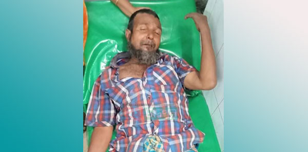 মতলব দক্ষিণে মাদক বিক্রিতে বাধা দেওয়ায় ছেলেকে না পেয়ে বাবাকে মারধর