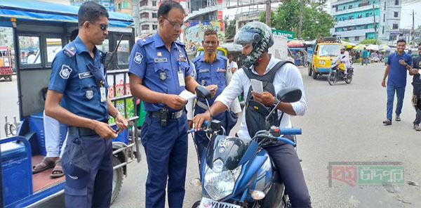 চাঁদপুর ট্রাফিক পুলিশের অভিযানে ৯ মোটরসাইকেল আটক, ১০ মামলা