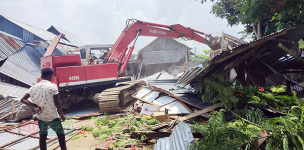 মেঘনা ধনাগোদা সেচ প্রকল্পের বেরীবাঁধে অবৈধ স্থাপনা উচ্ছেদ অভিযান