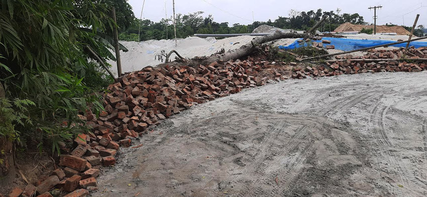শাহরাস্তিতে রাস্তা নিজেদের জায়গায় দাবি করে নির্মানাধীন সড়কের ইট তুলে ফেলেছে দুস্কৃতকারীরা