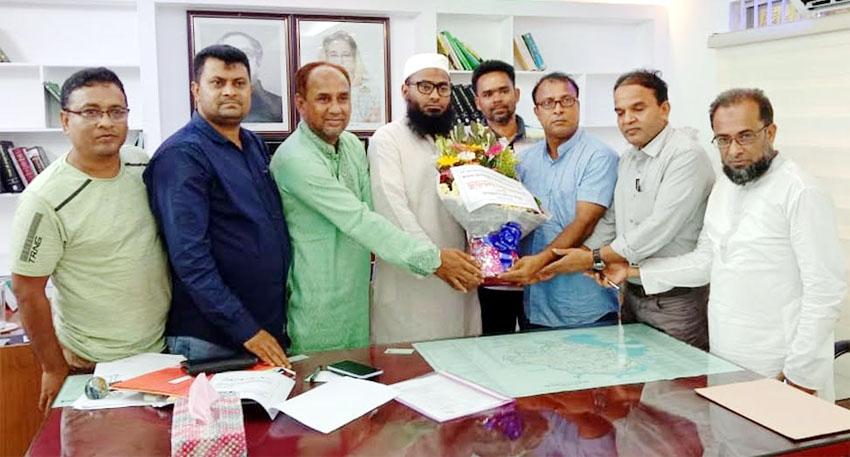 মতলব উত্তরে নবাগত ইউএনওকে উপজেলা ক্রীড়া সংস্থার ফুলের শুভেচ্ছা