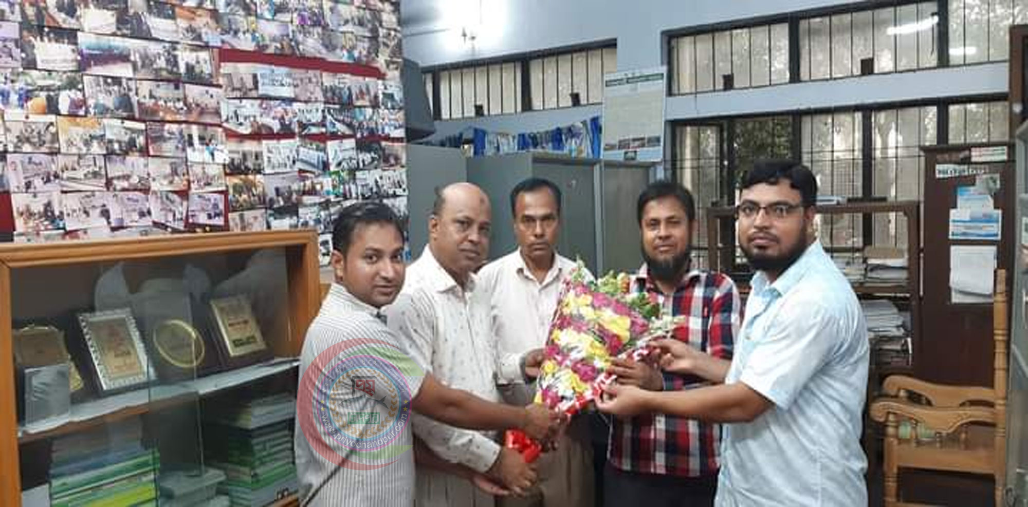 পদোন্নতি পাওয়ায় কর্মচারিদের ফুলেল শুভেচ্ছা