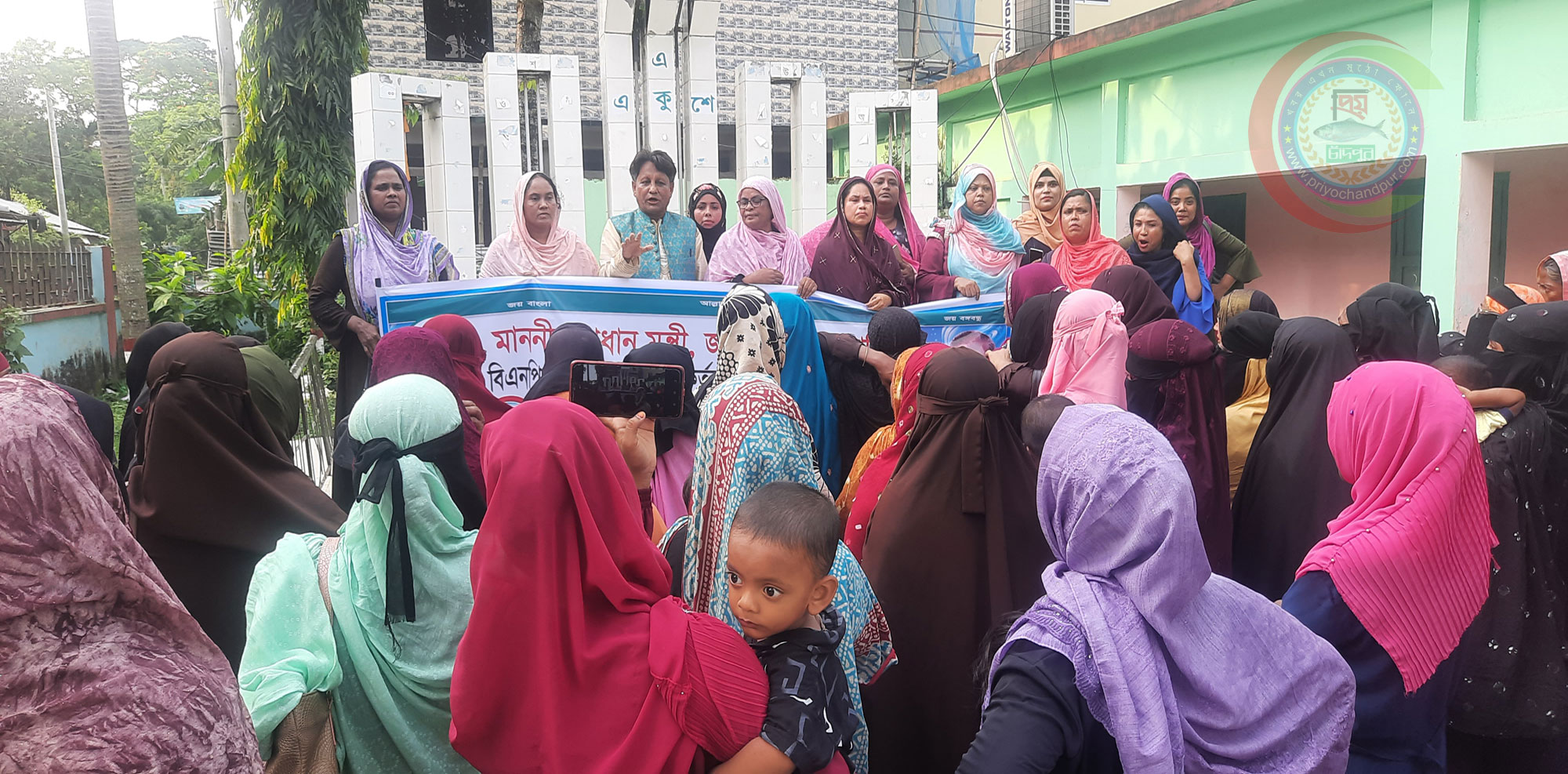 প্রধানমন্ত্রীকে নিয়ে কটুক্তির প্রতিবাদে শাহরাস্তিতে মহিলা আ.লীগ ও যুব মহিলা লীগের বিক্ষোভ