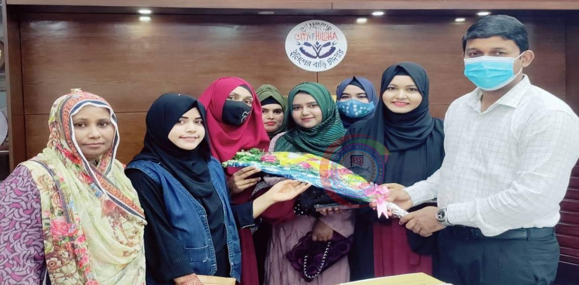 চাঁদপুর জেলা প্রশাসকের সাথে ‘বিজয়ী’ নারী উদ্যোক্তাদের শুভেচ্ছা বিনিময়