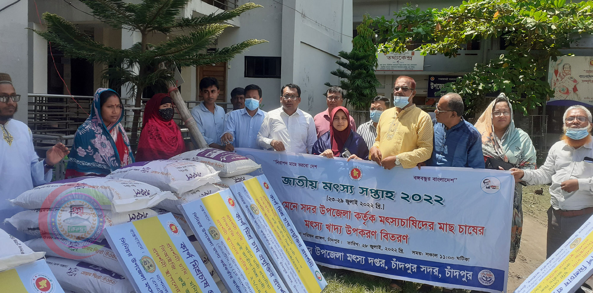 চাঁদপুরে মৎস্যচাষীদের মাঝে মৎস্য খাদ্য বিতরণ