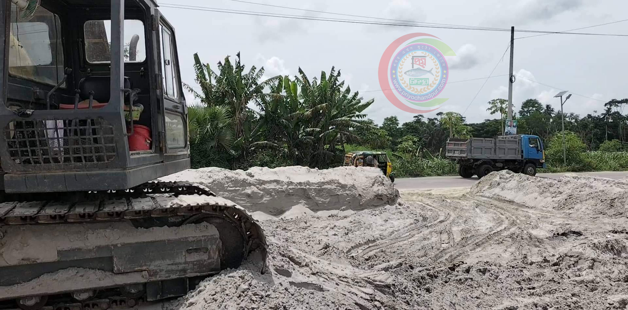 চাঁদপুর-ফরিদগঞ্জ ও লক্ষ্মীপুর সড়কের দু’পাশ জুড়ে বালুর ব্যবসা, চরম ভোগান্তি