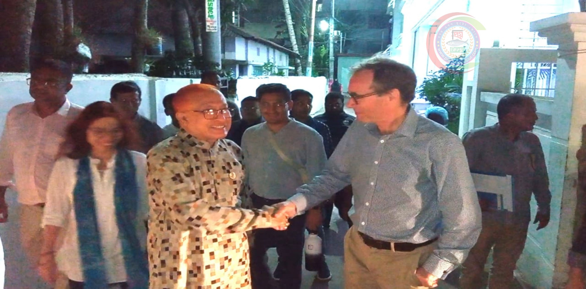 ব্রিটিশ হাইকমিশনারের সাথে জেলা আওয়ামী লীগ সম্পাদকের শুভেচ্ছা বিনিময়