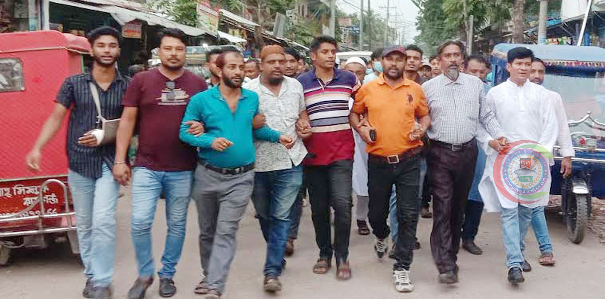 ফরিদগঞ্জে বিএনপির বিক্ষোভ মিছিলের প্রতিবাদে আ’লীগের পাল্টা মিছিল