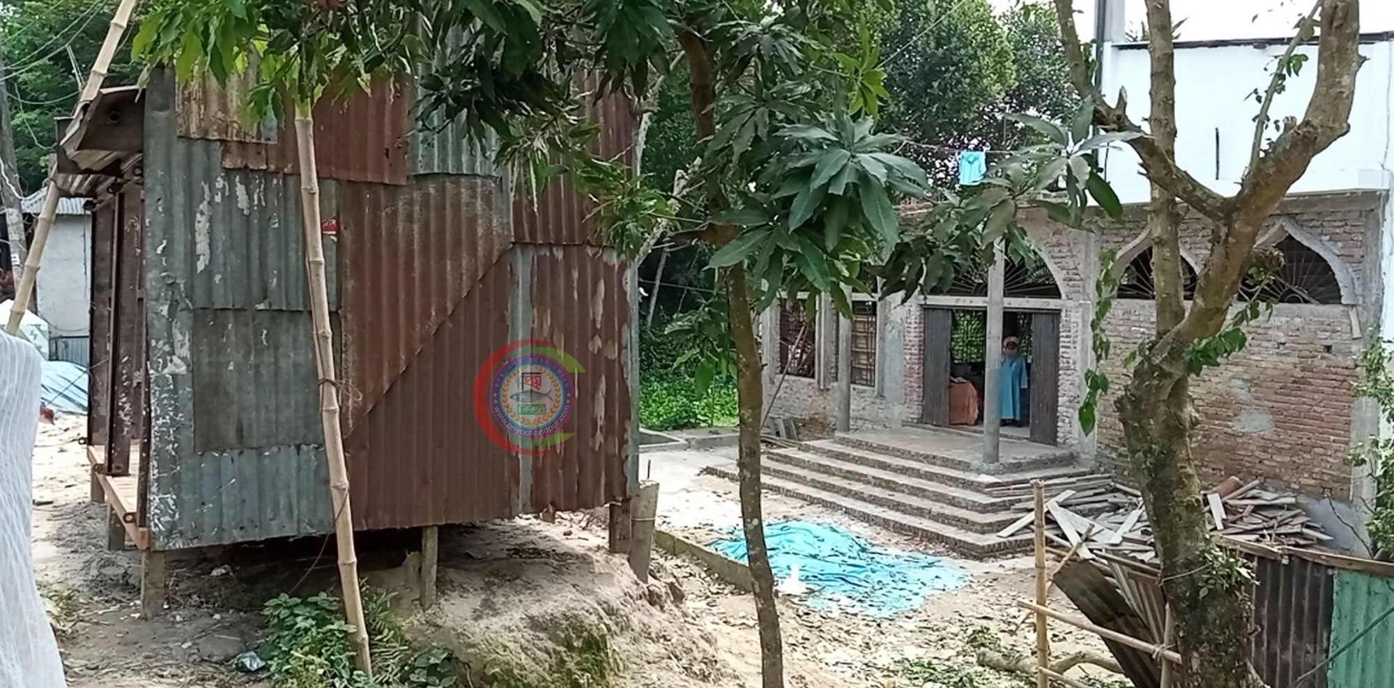 লক্ষ্মীপুরে মসজিদের সামনে সরকারি জায়গায় দোকান নির্মাণকে কেন্দ্র করে সংঘর্ষের আশঙ্কা