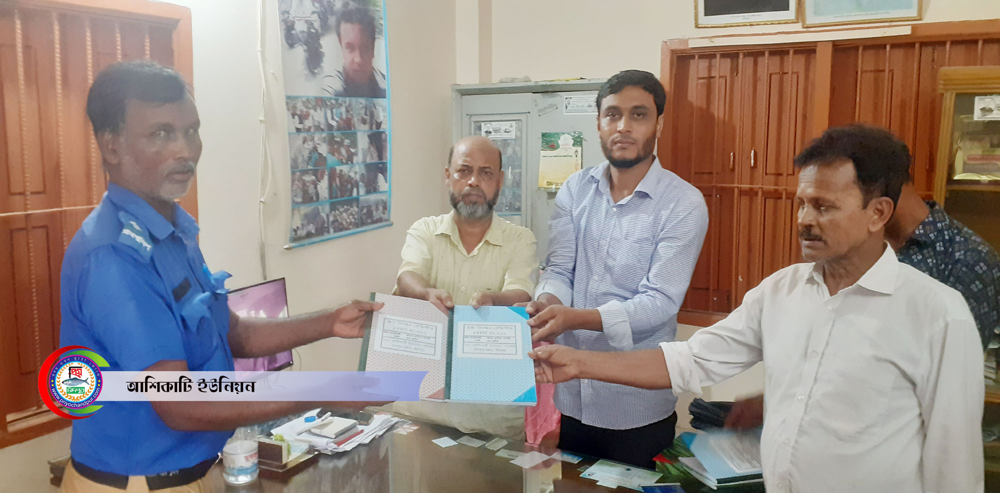 আশিকাটিতে গ্রাম পুলিশদের মাঝে জন্ম নিবন্ধনের রেজিস্টার খাতা বিতরণ