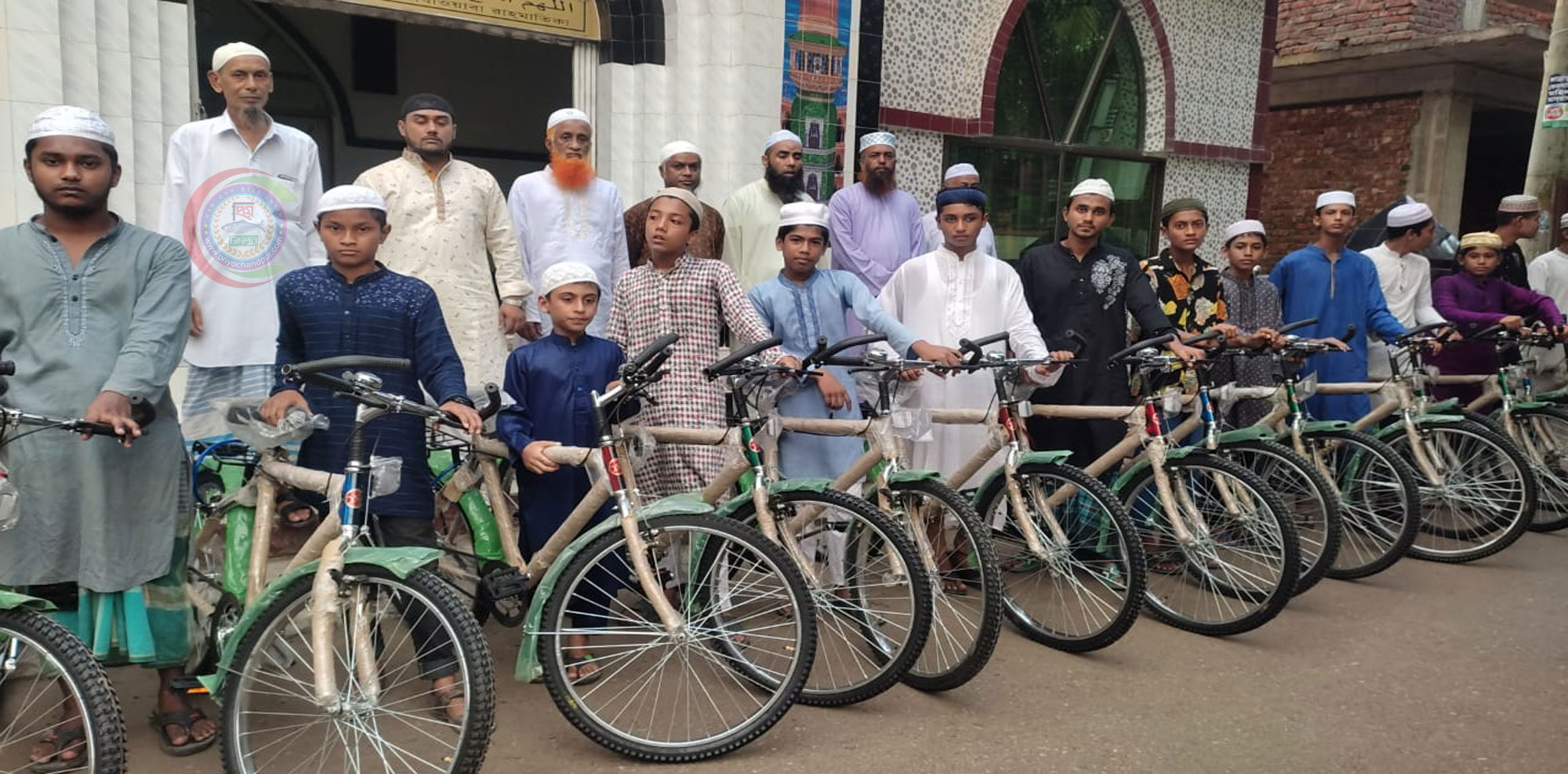 টানা ৪০ দিন জামাতে নামাজ পড়ে সাইকেল উপহার পেল ১৪ কিশোর