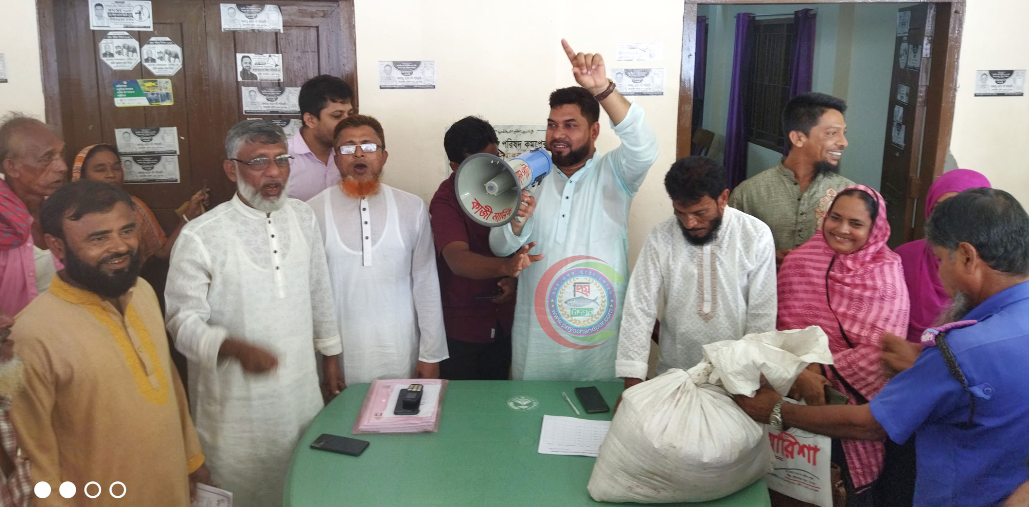 মা ইলিশ রক্ষা অভিযানে অসহায় হয়ে পড়া রামপুরের ১৬০ জেলের মাঝে চাল বিতরন