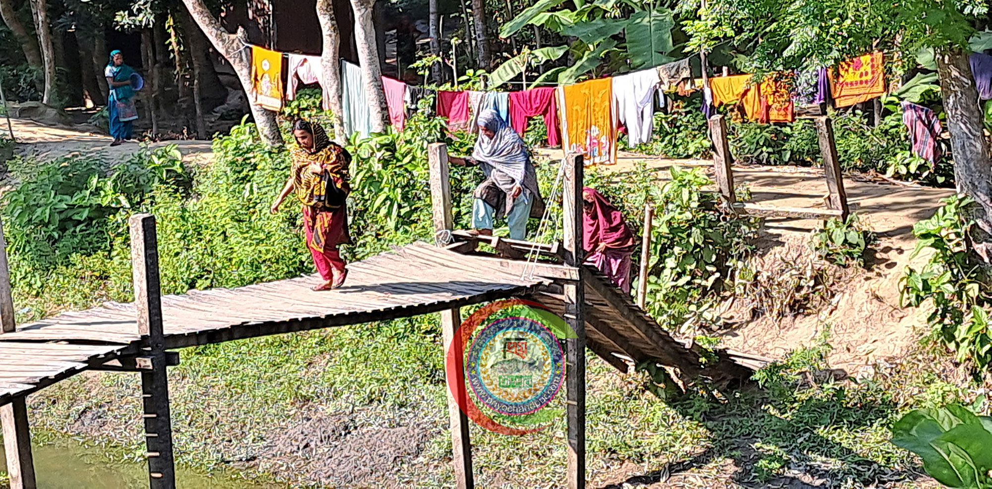 রাস্তা ও ব্রীজের দাবীতে এলাকাকাসীর মানববন্ধন