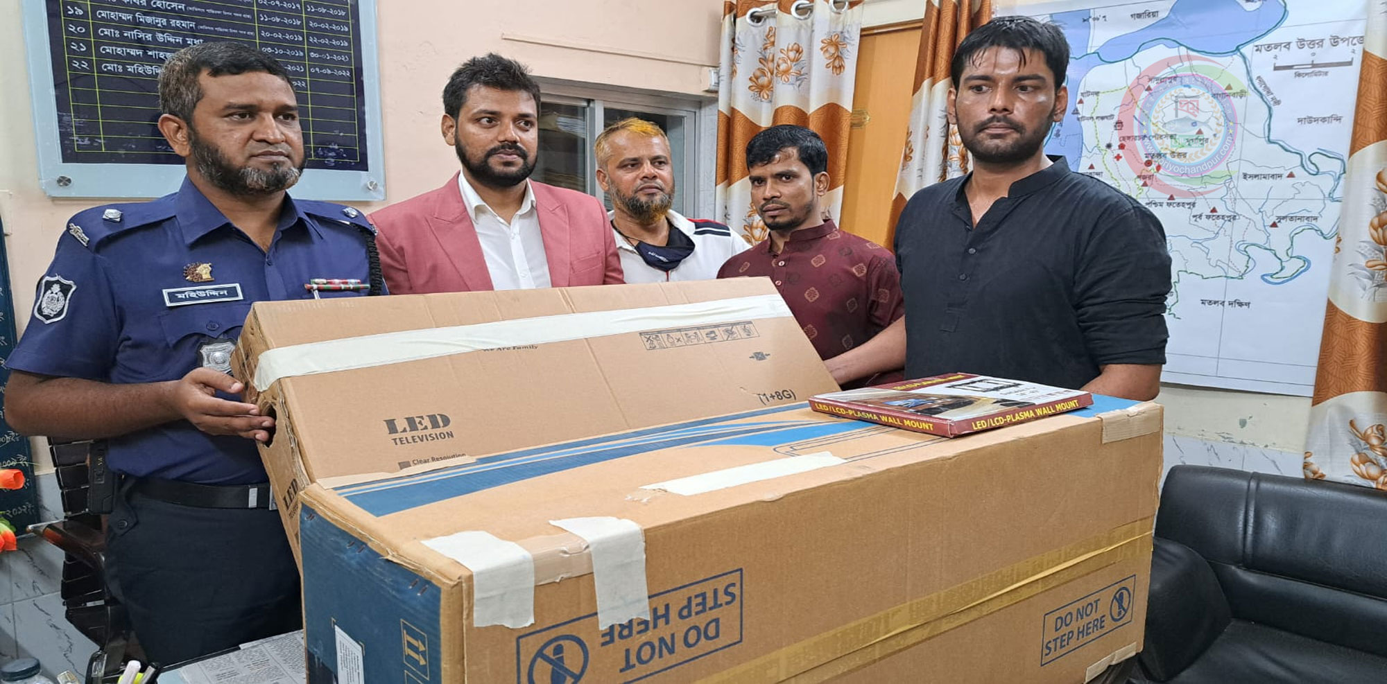 এপি ফাউন্ডেশনের পক্ষ থেকে মতলব উত্তর থানায় এসি ও টিভি প্রদান