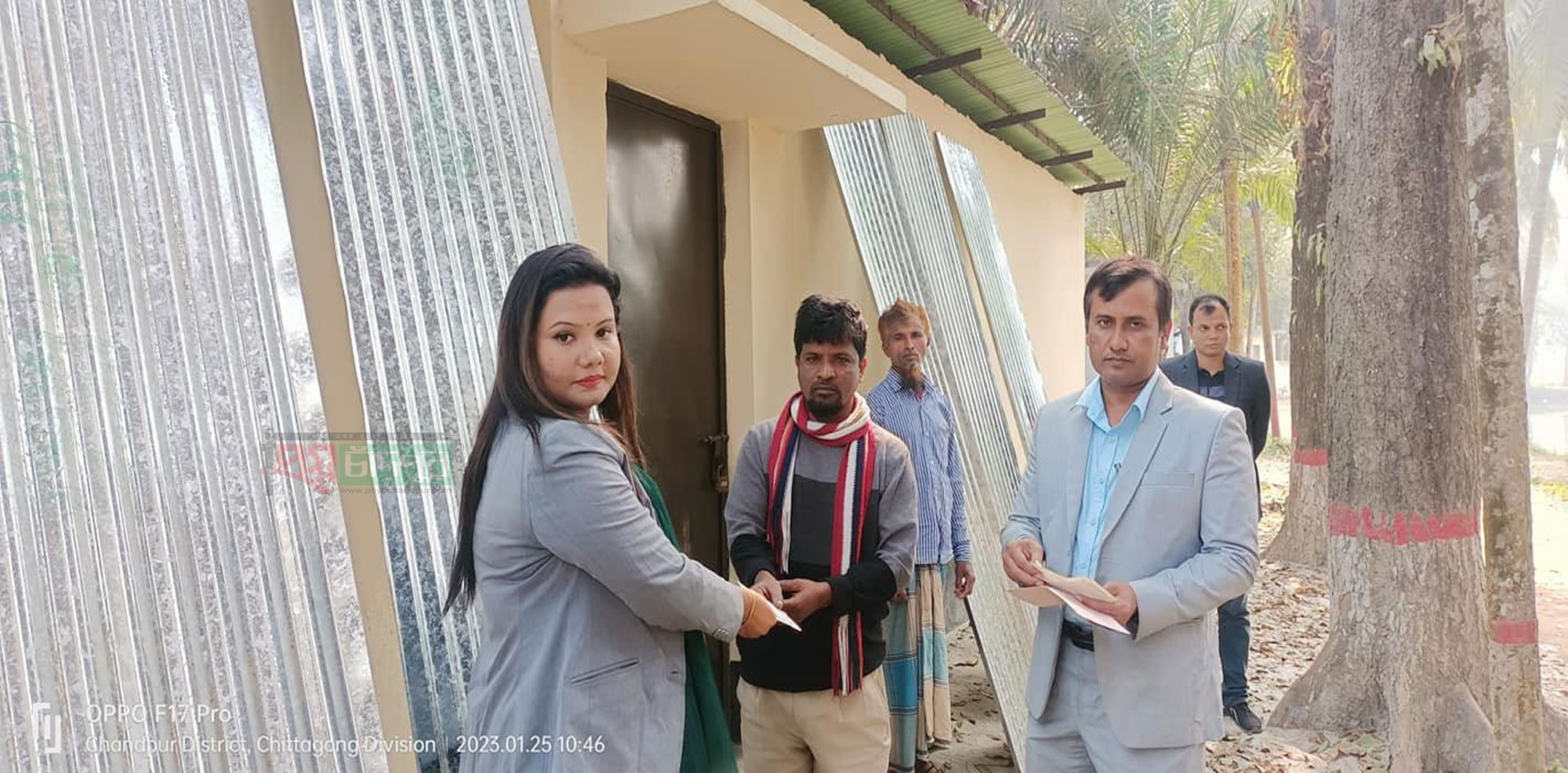 চাঁদপুরে অগ্নিকান্ডে ক্ষতিগ্রস্তদের মাঝে ঢেউটিন ও চেক বিতরণ