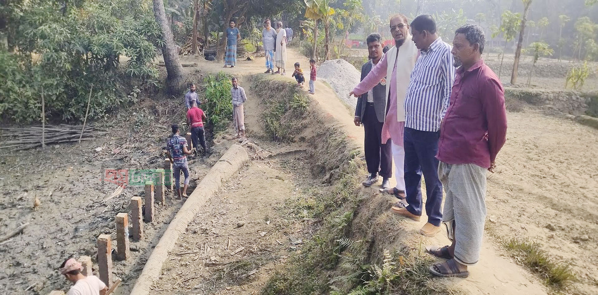 মৈশাদীতে গাইড ওয়াল নির্মাণ কাজ পরিদর্শনে উপজেলা চেয়ারম্যান