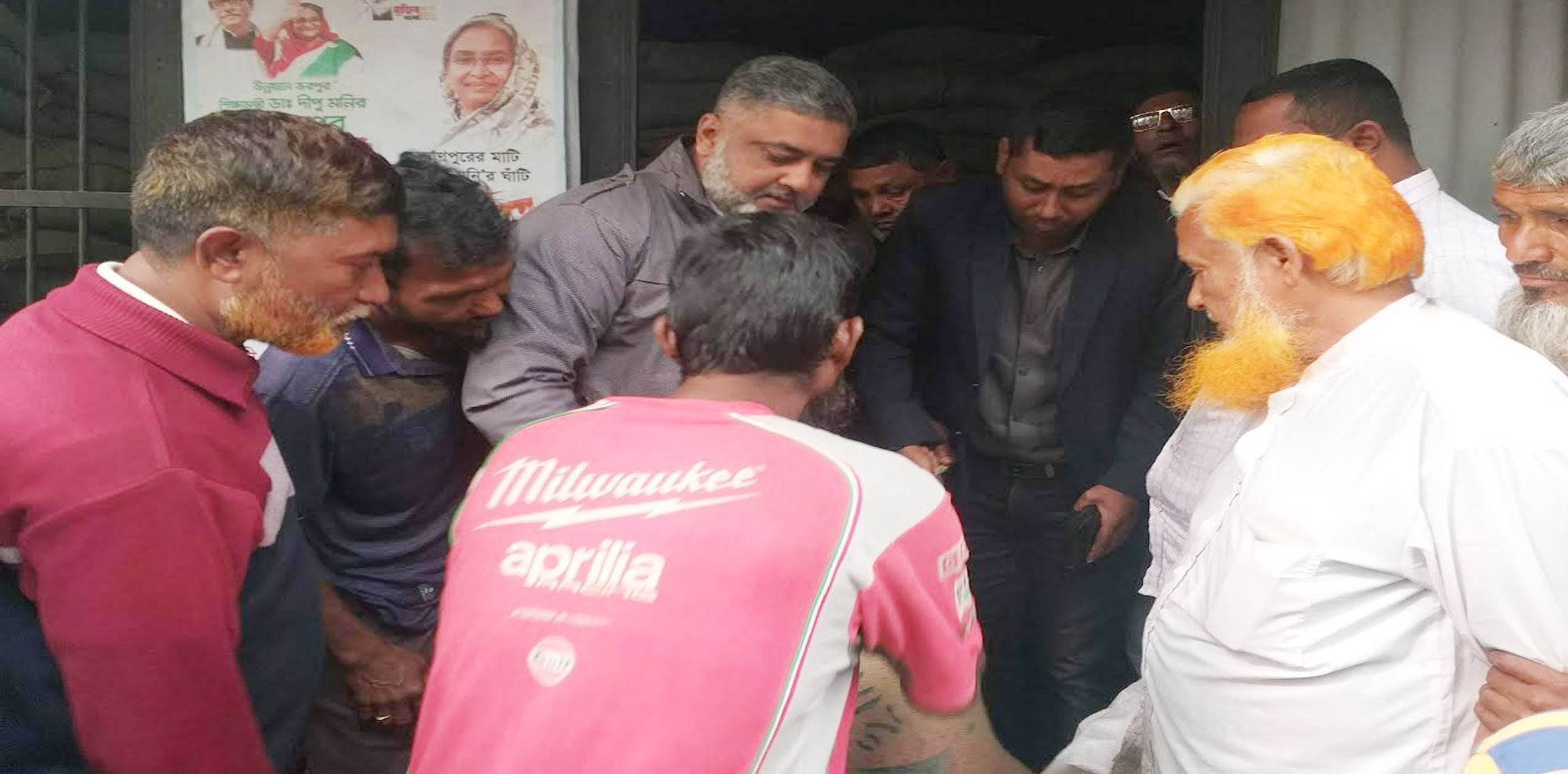 কল্যানপুরে জেলেদের মাঝে চাল বিতরণ