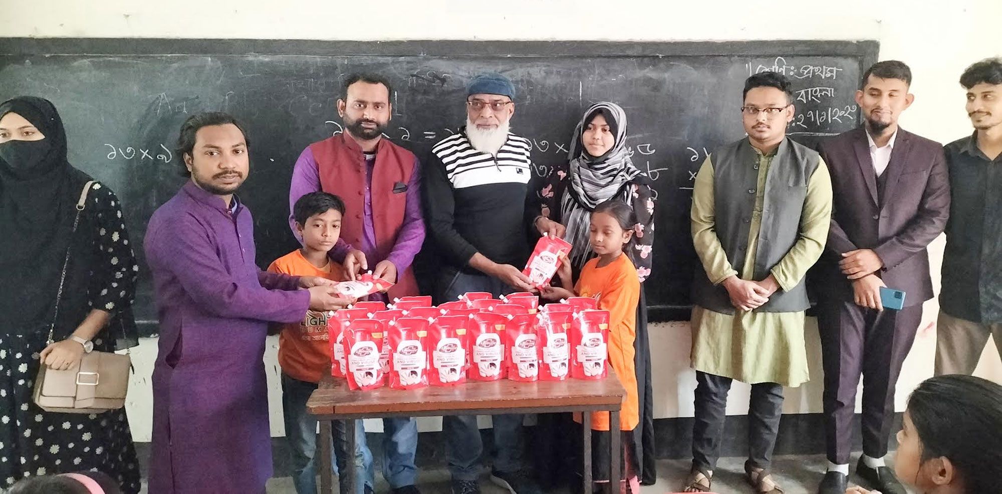 চাঁদপুরে সুবিধাবঞ্চিত শিশু শিক্ষার্থীরা পেল হ্যান্ডওয়াশ
