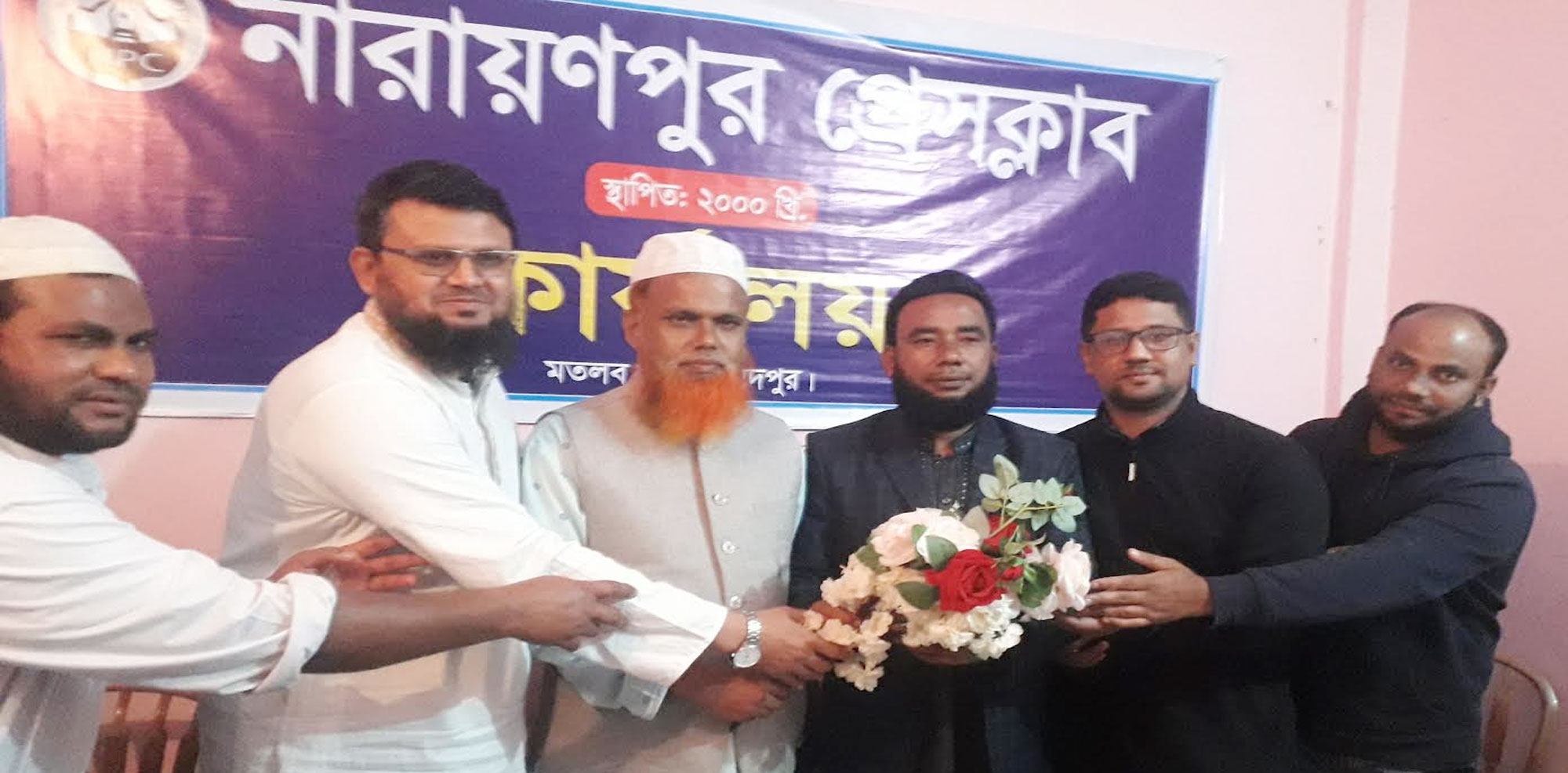 নারায়ণপুর প্রেসক্লাবের নবগঠিত কমিটিকে চেয়ারম্যান ইকবাল হাওলাদারের ফুলেল শুভেচ্ছা