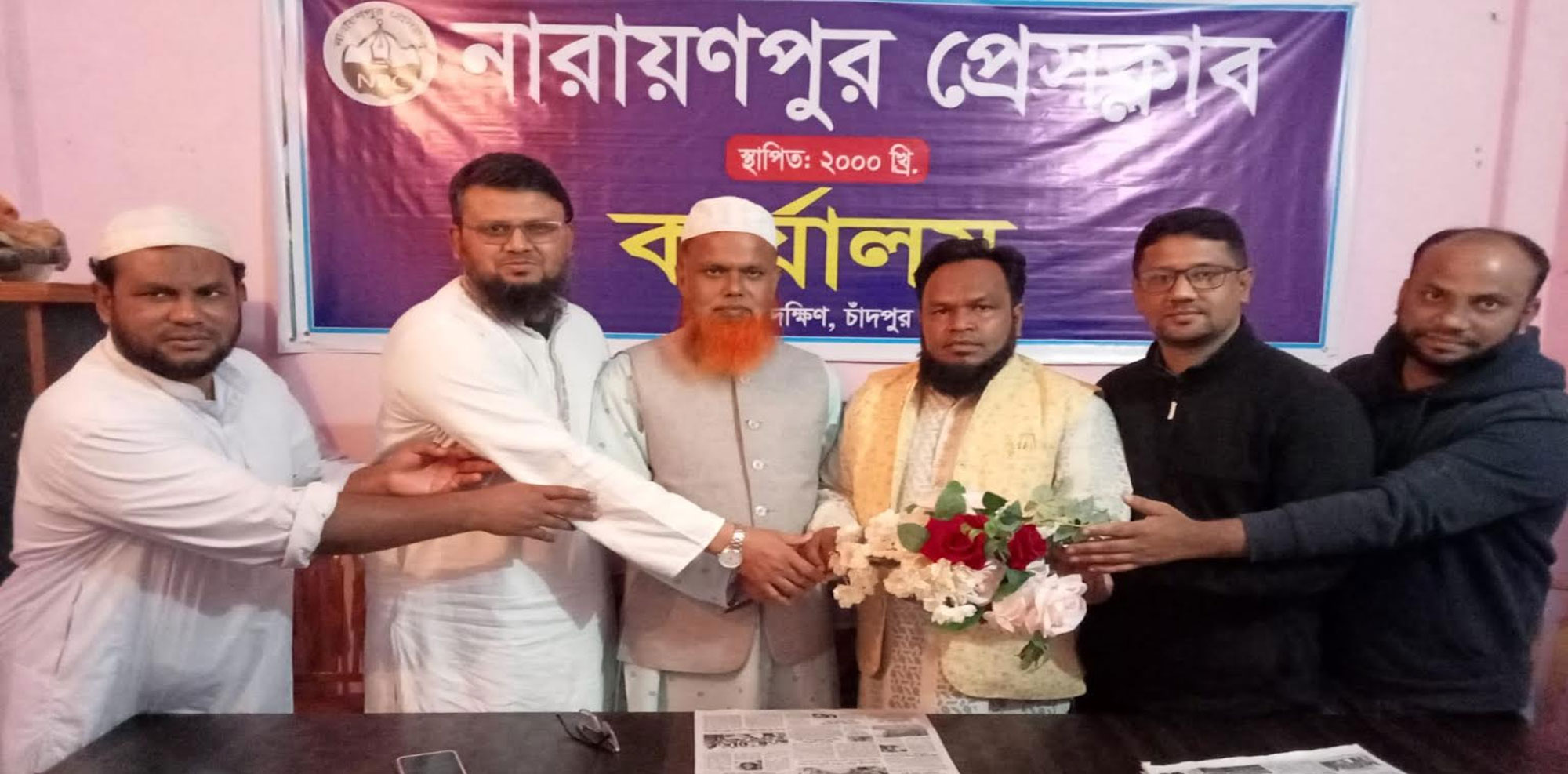 নারায়ণপুর প্রেসক্লাবের নবগঠিত কমিটিকে ব্যবসায়ী কাইয়ুম মুন্সির ফুলেল শুভেচ্ছা