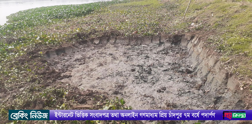 শাহমাহমুদপুরে ডাকাতিয়া নদীর পাড়ের মাটি কেটে ইটভাটায় বিক্রি