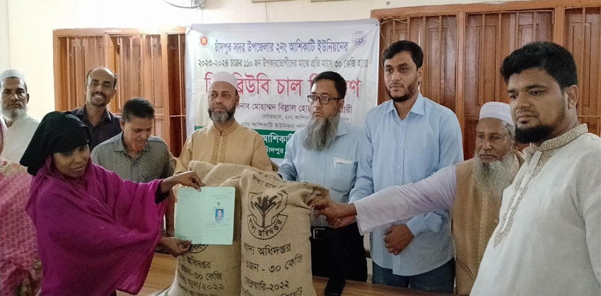 আশিকাটিতে ১১০টি পরিবারের মাঝে ভিডব্লিউবি’র চাল বিতরণ